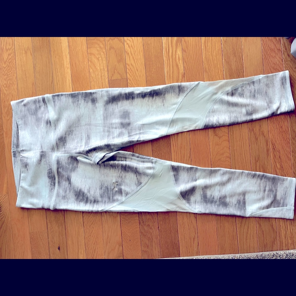 Womens Under Armour leggings. Worn once. Excellent condition.